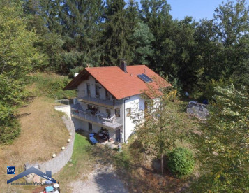 Passau idyllisch gelegenes Einfamilienhaus mit ELW in Einzellage