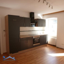 Zentrale 2 Zimmer Whg. mit großer Wohnküche und EBK im 1. OG mit Blick auf den Passau Klostergarten