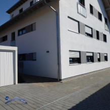 Hochwertige 3-Zi Dachgeschoss Whg. mit Wohnküche und Terrasse in kleiner Wohnanlage